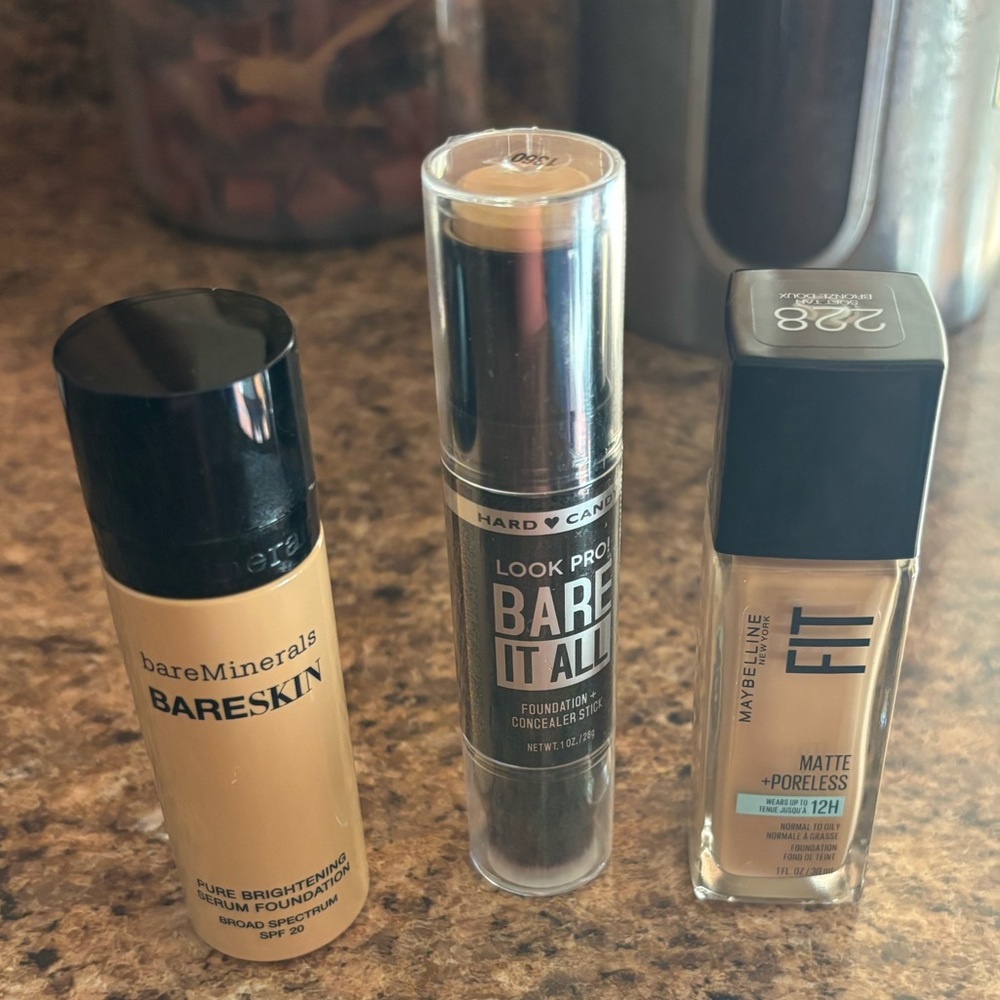 Hard candy / light - medium 
Bare minerals/ tan 
Maybelline Fit me / 228